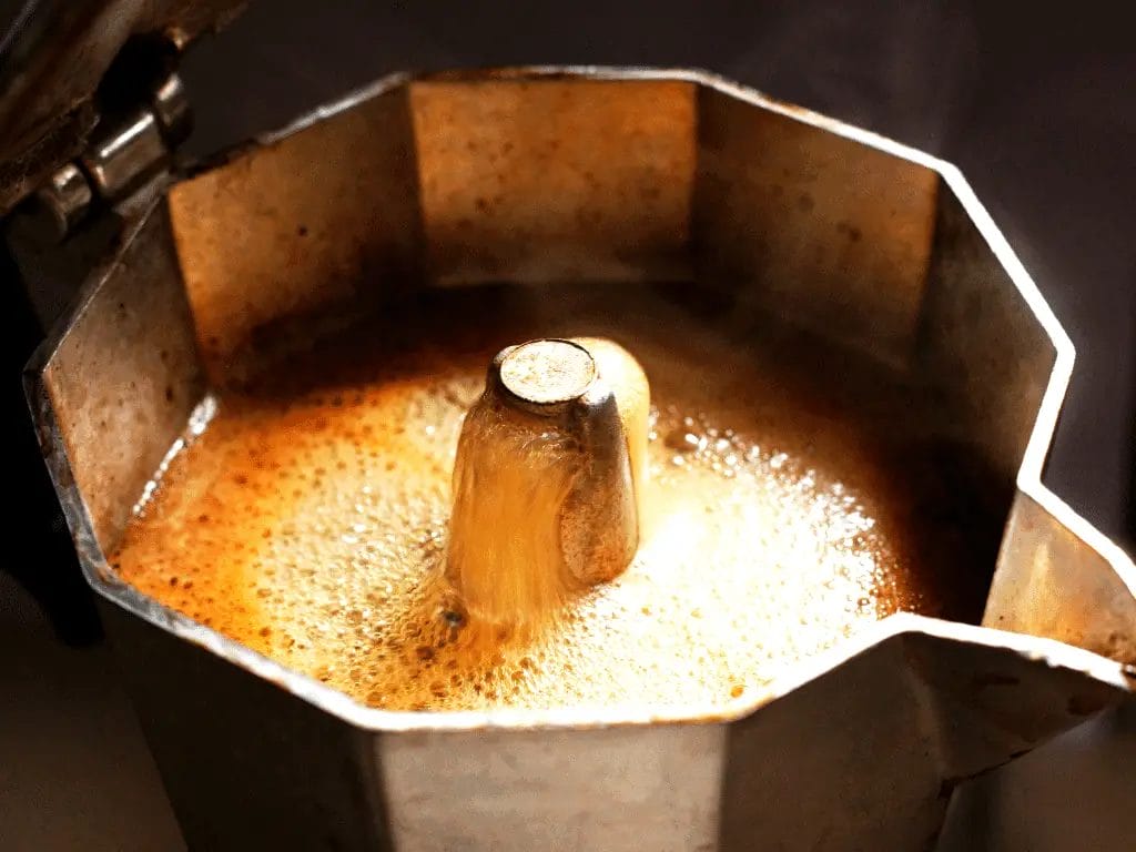 Comment utiliser une cafetière sur une plaque à induction ?