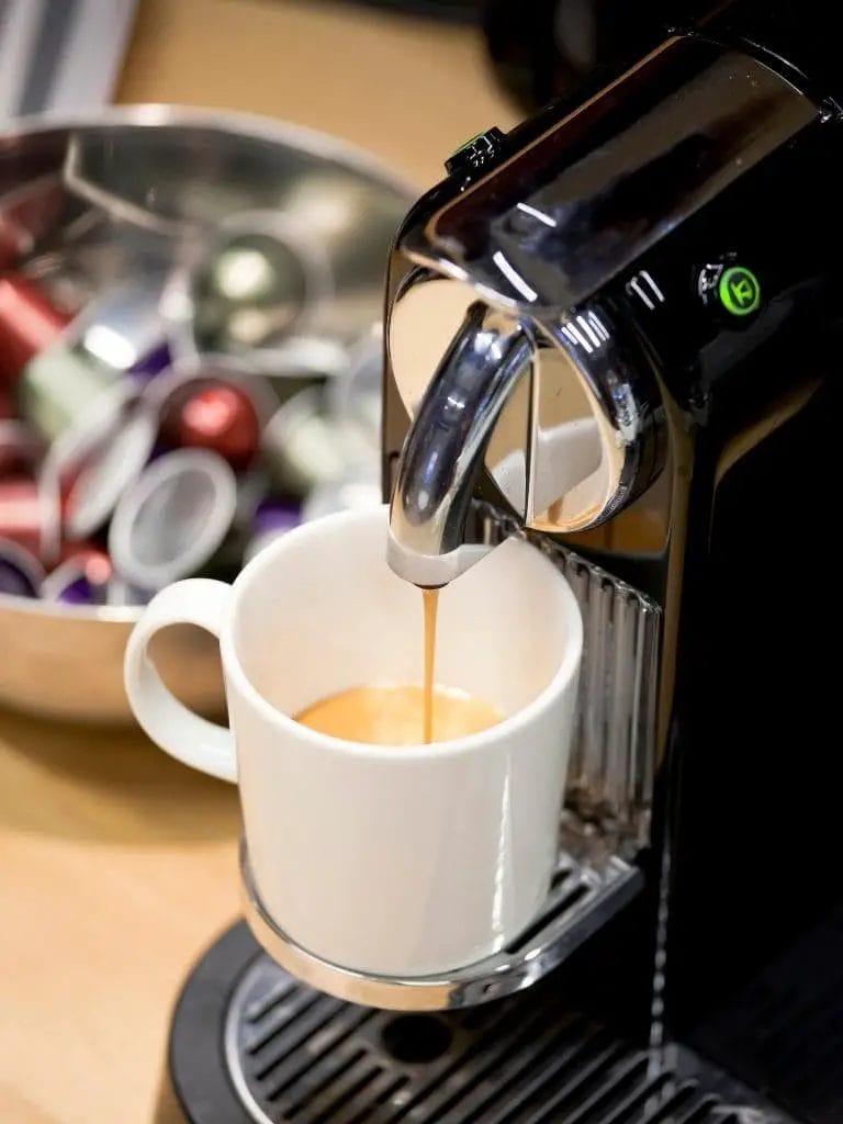 Machine Nespresso et mug