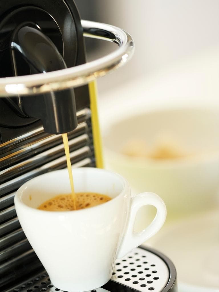 Machine Nespresso préparant un café